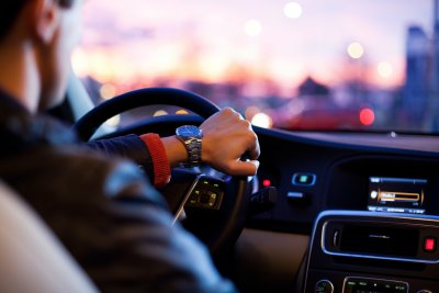 Manieren om goedkoop auto te rijden